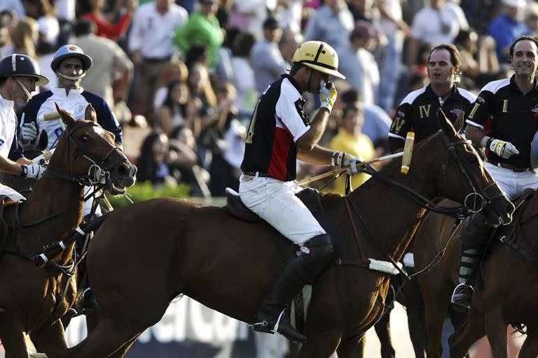 Y no puede más de la emoción Milo Fernández Araujo: la "vuelta olímpica" propuesta por sus rivales, resistida por él, lo quiebra en Palermo 2006, al final de su último partido en la cancha 1 por el Argentino Abierto; lo escoltan, felices, Lucas Monteverde, Adolfo Cambiaso y Eduardo y Alberto (h.) Heguy.