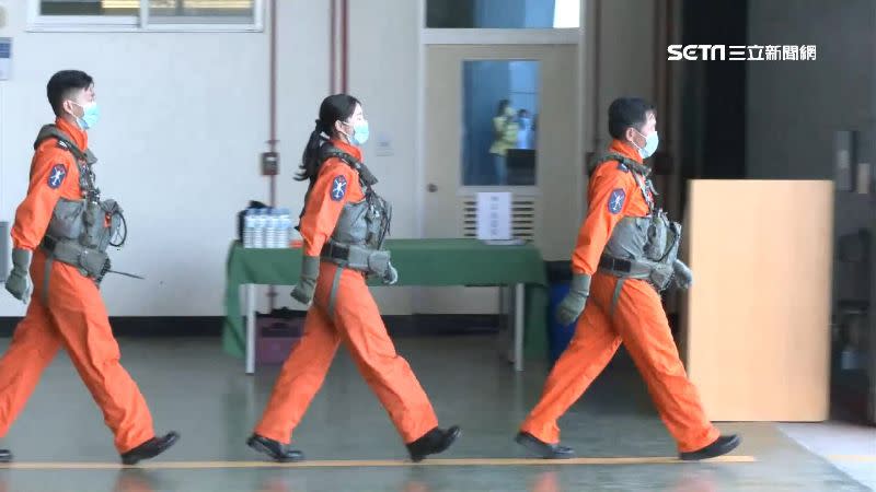 海軍反潛直升機與飛官許秀青（下圖中）等隊員。