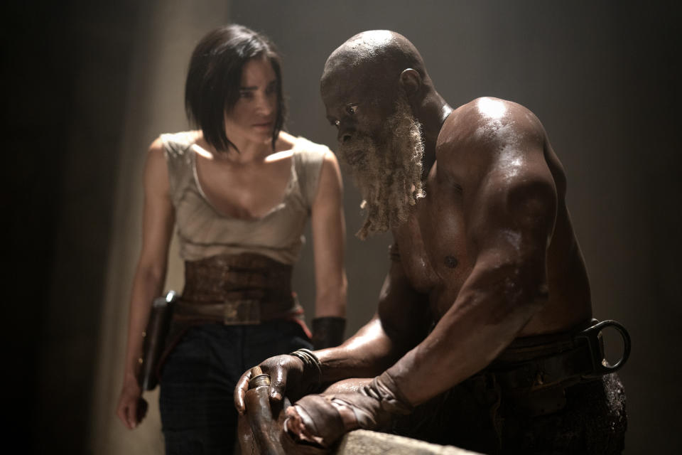 (De izquierda a derecha) Sofia Boutella como Kora y Djimon Hounsou como Titus en Rebel Moon.  (Arcilla Enos/Netflix)