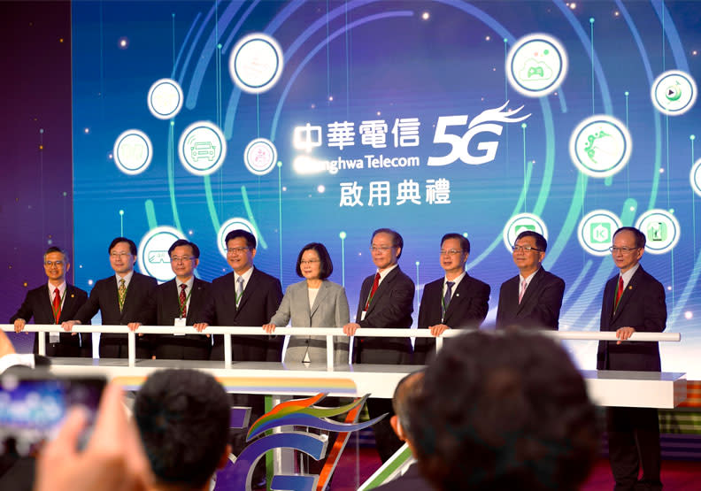 去年6月30日，蔡英文總統領著官員一同宣布台灣正式啟用5G。賴永祥攝