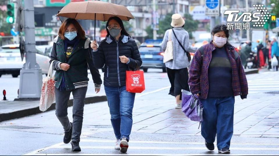 今天起晚上南部及台東也將迎陰雨，全台步入濕冷模式。（圖／TVBS）