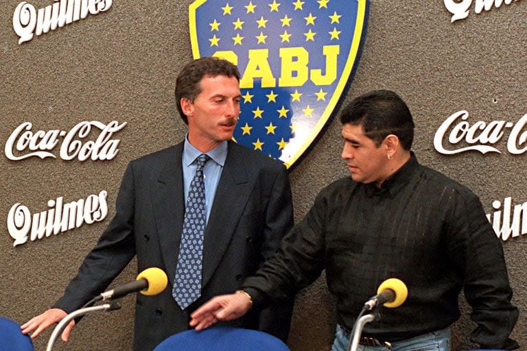 Maradona, junto con Macri, se juntan tras la firma del contrato que lo vincularía con Boca, en 1997