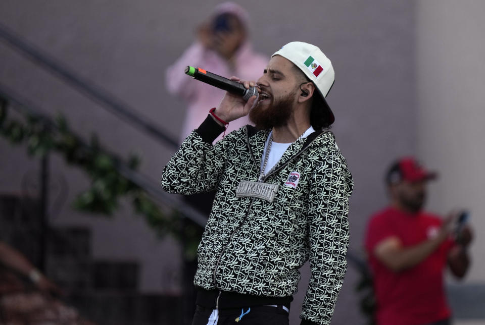 Jesus Diego "Jay Dee", izquierda, cantante de la banda estadounidense Herencia de Patrones, durante su concierto en el segundo día del festival Arre en la Ciudad de México el 10 de septiembre de 2023. (Foto AP/Fernando Llano)