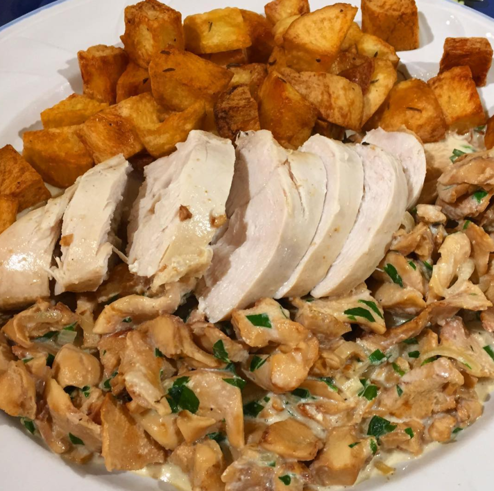 <p>Tentez la technique du pochage si vous associez habituellement la viande et la volaille rôties aux mets copieux de Noël. Des plats plus légers comme ce poulet poché aux champignons ajouteront une belle touche printanière, vous permettant ainsi de dire adieu à l’hiver. [Photo : Instagram/lemarchefg] </p>