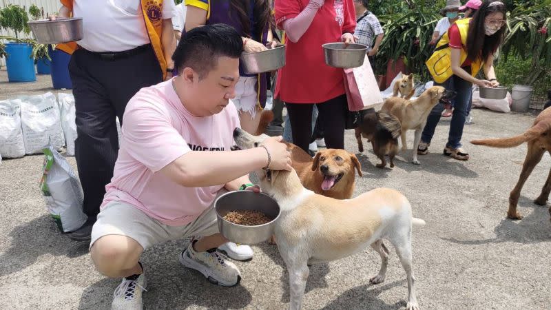 ▲董至成邀請大家捐狗糧。（圖／新鮮大師提供）