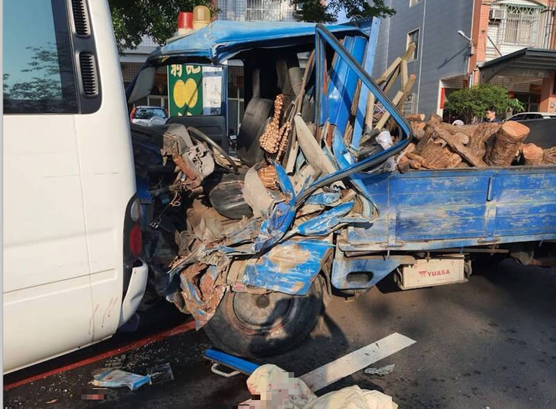 小貨車撞有應媽祠  司機傷重不治 1輛載運木材的小貨車27日行經彰化員林市員南路 時，失控穿越雙黃線撞到路邊的有應媽祠，2名在拜 拜的婦人遭波及受傷，小貨車駕駛送醫不治。 （民眾提供） 中央社記者吳哲豪傳真  113年4月28日 