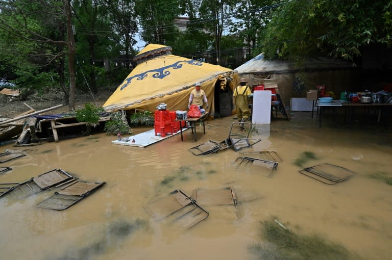 Des habitants nettoient et récupèrent des affaires après des inondations à Quingyuan, dans la province du Guangdong, le 24 avril 2024 dans le sud de la Chine (HECTOR RETAMAL)