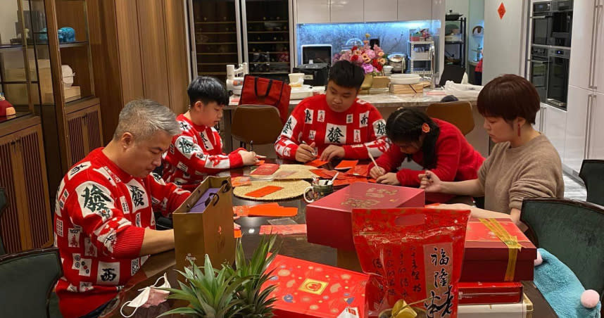 藝人郁方就分享他們一家人準備了200個紅包，到台北車站發送。（圖／翻攝臉書好門媳婦的秘密生活郁小方）