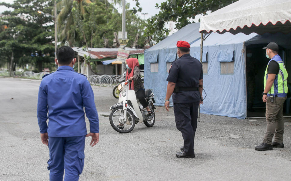 Security forces guard Taman Klebang Jaya Zon A in Ipoh that had been placed under enhanced movement control order (EMCO) December 2, 2020. — Picture by Farhan Najib