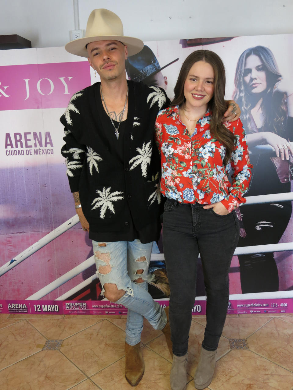 En esta foto del 10 de abril del 2018, Jesse, a la izquierda, y Joy, del dúo pop Jesse & Joy, posan en la Ciudad de México. Los hermanos mexicanos-estadounidenses están promoviendo el voto latino para las elecciones legislativas de noviembre en Estados Unidos con una serie de conciertos en California, Texas y Arizona que comienza el martes 23 de octubre en San Diego. (AP Foto/Berenice Bautista, Archivo)