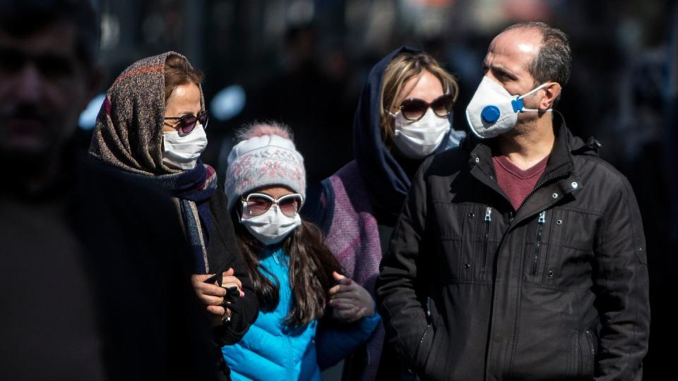 Menschen mit Schutzmasken in der Innenstadt von Teheran: Die Coronavirus-Epidemie im Iran stürzt den Tourismus des Landes in eine neue Krise.