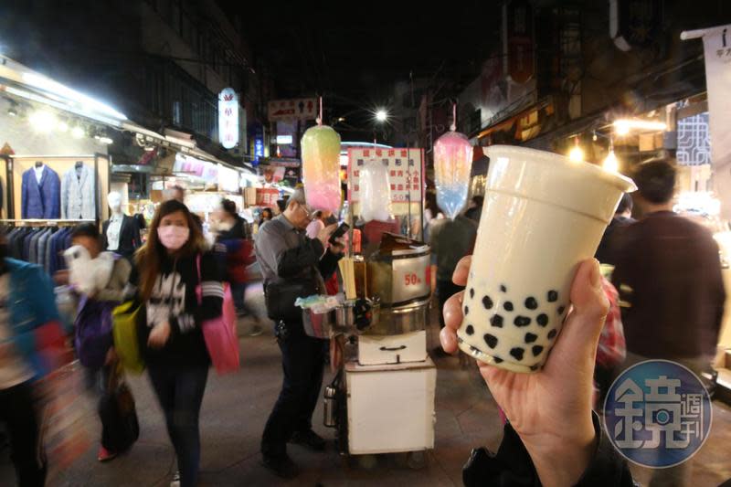 手搖飲料沒喝又不放進冰箱，隔天變成辦公桌上的自爆炸彈。（本刊資料照）