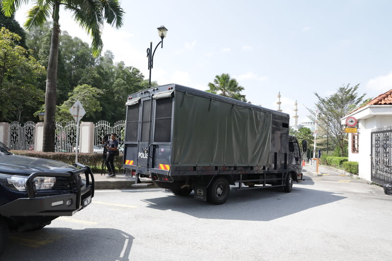 馬來西亞員警押送以色列男子夏洛姆離開法院 以色列男子夏洛姆12日遭馬來西亞檢方以持有槍械與 彈藥違反軍火法令起訴並移審法院，當庭訊結束，大 批荷槍實彈員警與車輛押送夏洛姆離開法院。 中央社記者黃自強吉隆坡攝  113年4月12日 