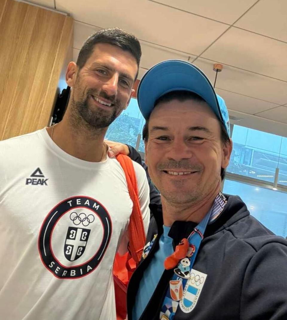 El capitán Coria aprovechó y se tomó una foto con Djokovic en París 2024