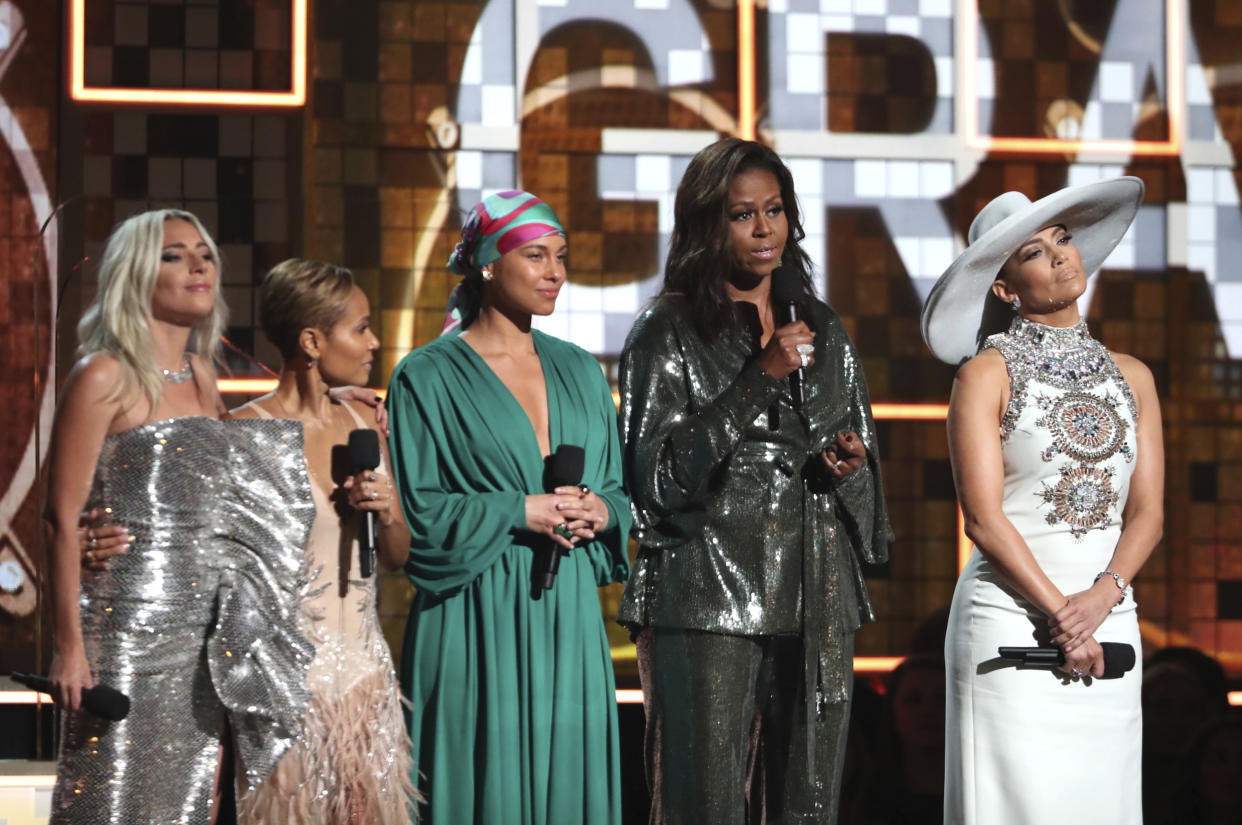 Bei den Grammys 2019 trat Michelle Obama (2. von rechts) mit Größen aus der Musikbranche auf. (Bild: AP Photo)