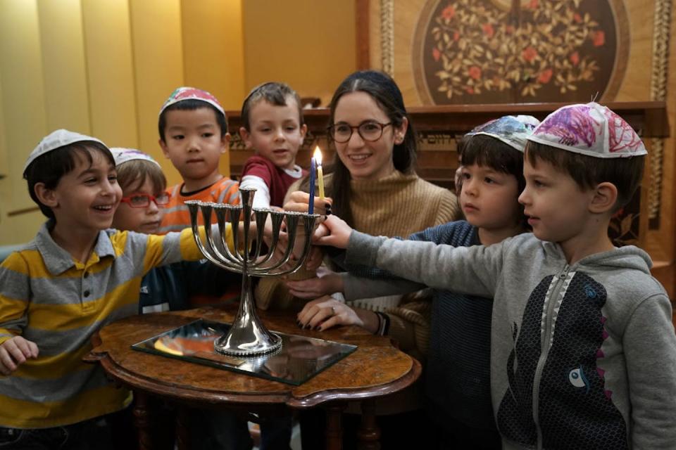 A rabbi teaches preschoolers how to light a Hanukkah menorah in November 2018 in Washington, D.C. <a href="https://www.gettyimages.com/detail/news-photo/small-group-of-pre-schoolers-from-gan-hayeled-learn-how-to-news-photo/1075040466?adppopup=true" rel="nofollow noopener" target="_blank" data-ylk="slk:Alex Wong/Getty Images;elm:context_link;itc:0;sec:content-canvas" class="link ">Alex Wong/Getty Images</a>