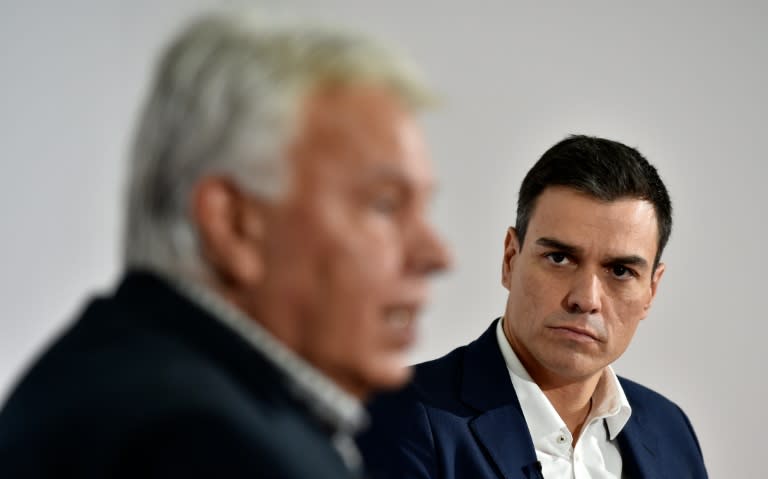 Leader of Spanish Socialist Party and candidate for the presidency of the Government Pedro Sanchez (R) listens to former Spanish Prime Minister Felipe Gonzalez during the presentation of their electoral program