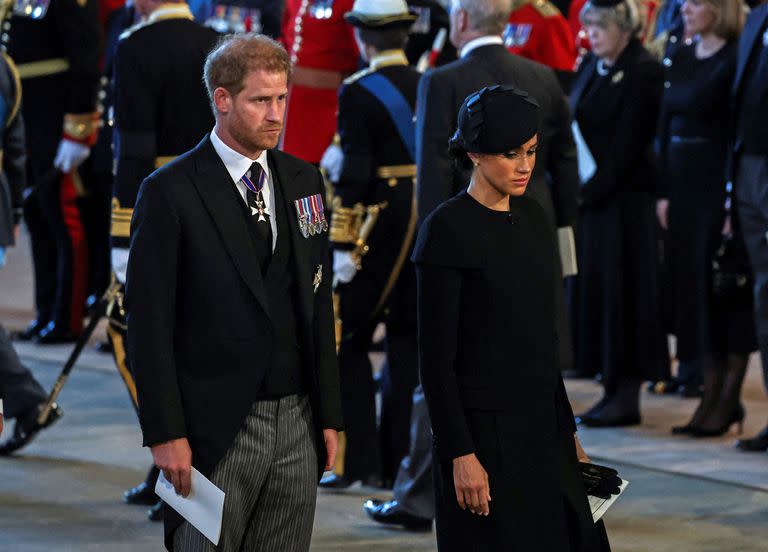 Harry y Meghan durante la vigilia por la muerte de Isabel II en Wesminster Hall 