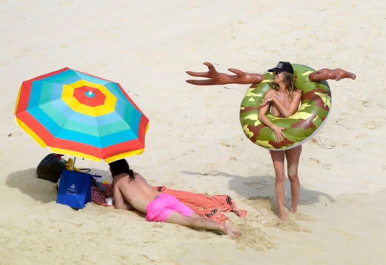 Heidi Klum y un flotador muy particular en las playas caribeñas