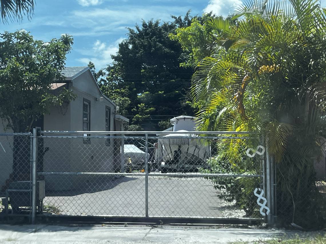 It is common to find homes in Hialeah with multiple boats parked in the yard. This would be prohibited if the ordinance proposed by Mayor Esteban Bovo Jr. is approved. Verónica Egui Brito/vegui@elnuevoherald.com