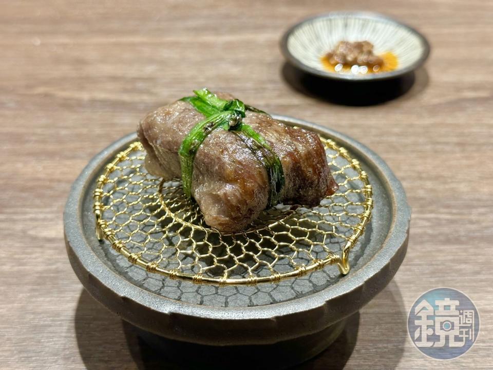 「紐約客／鹽蔥」用韭菜綁成小禮包造型，一口咬下會爆汁，油潤不鹹膩。