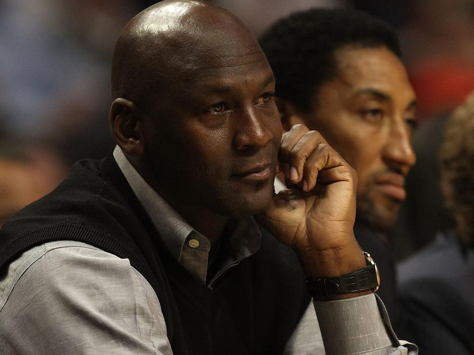 Michael Jordan and Scottie Pippen sitting next to each other