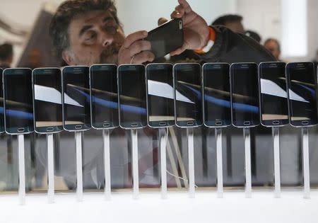 A row of Galaxy S6 edge smartphones are seen on display at the Samsung Galaxy Unpacked event before the Mobile World Congress in Barcelona March 1, 2015. REUTERS/Albert Gea