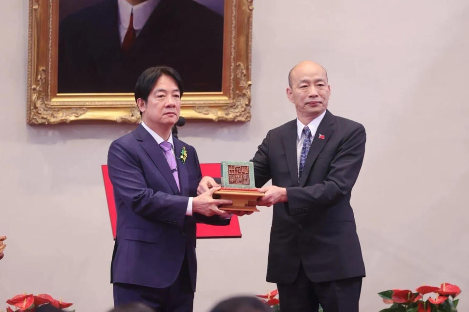 立法院長韓國瑜授「中華民國之璽」予總統賴清德。（圖／翻攝韓國瑜臉書）