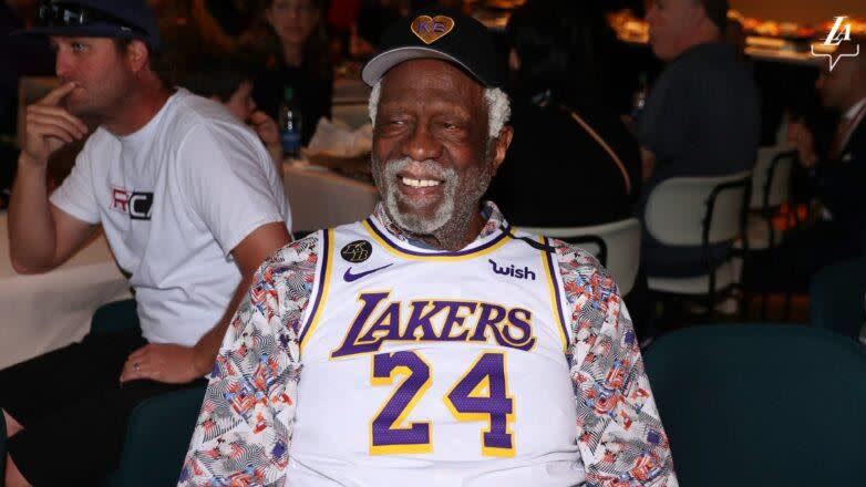 羅素（Bill Russell）多次穿著布萊恩（Kobe Bryant）球衣出席公開場合。（圖／翻攝自NBA官網）