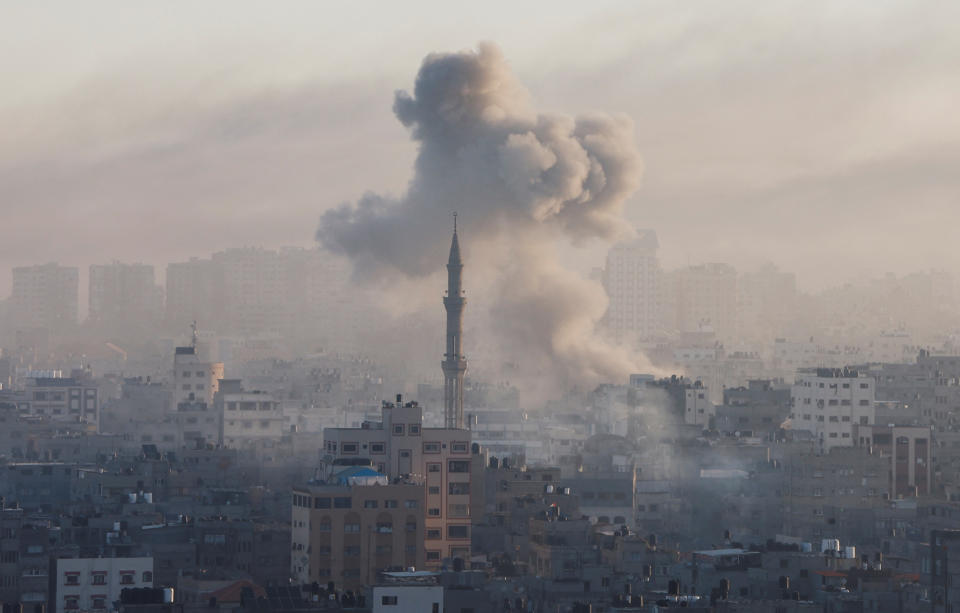 以色列與巴勒斯坦武裝組織哈瑪斯在加薩持續發生衝突。（路透社）Smoke billows following Israeli strikes amid the ongoing conflict between Israel and the Palestinian Islamist group Hamas, in Gaza, October 13, 2023. REUTERS/Mohammed Salem