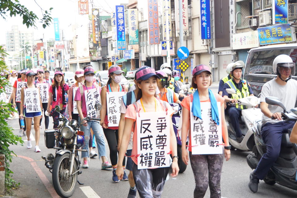 ▲長榮勞資協商一再破局，空服員工會5日早從桃園出發，上總統府陳情。（圖／記者呂炯昌攝, 2019.7.5）