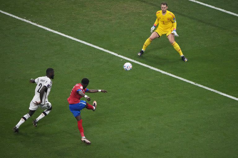 El arquero Manuel Neuer ataja el remate del costarricense Keysher Fuller en el partido entre Costa Rica y Alemania