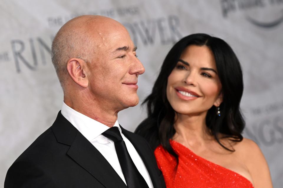 Jeff Bezos mit seiner Verlobten Lauren Sanchez. - Copyright: Jeff Spicer/Getty Images