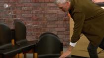 Christian Vechtel wollte die Stühle haben, aber keine 100 Euro pro Stuhl zahlen. Er bekam sie für 900 Euro. (Bild: ZDF)