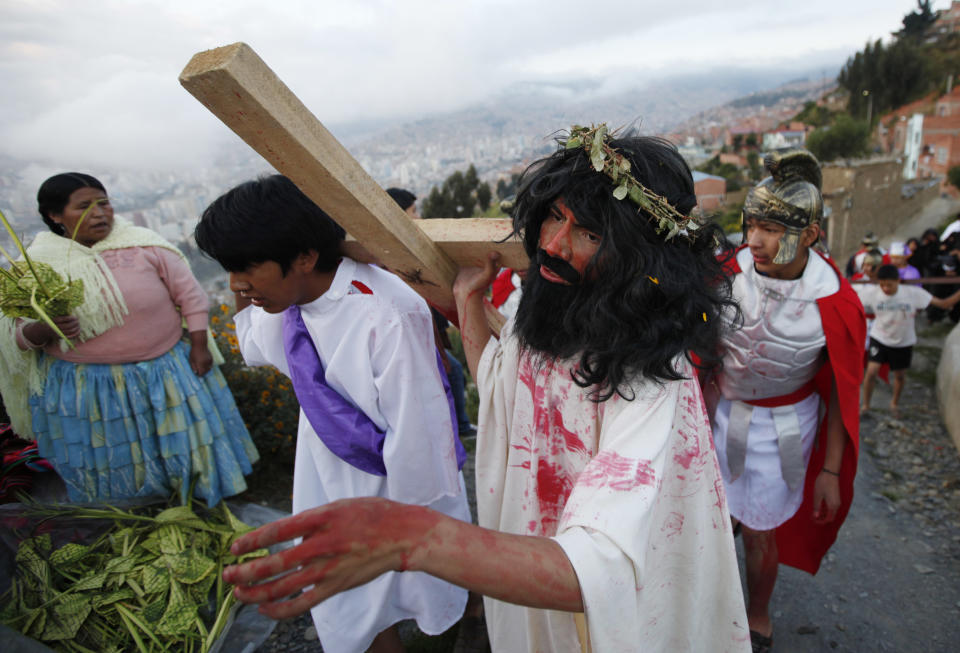 El actor Israel Montenegro representa el papel de Cristo antes de su crucifixión durante una ceremonia de la pasión en una colina en las alturas de La Paz, la capital de Bolivia, el viernes 18 de abril del 2014. Los cristianos de todo el mundo se congregaron para conmemorar el Viernes Santo, que observan como el día en que Jesucristo fue crucificado. (Foto AP/Juan Karita)