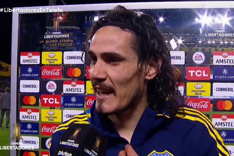 Cavani respondió con una pregunta con algo de enojo por la consulta del periodista que lo entrevistó