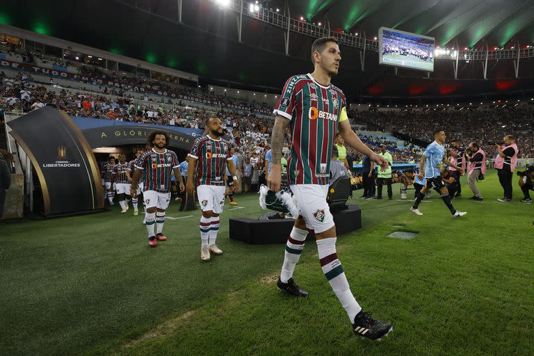 Nino, capitán de Fluminense, encabeza el ingreso de su equipo en un partido de la Copa. Su presencia en la final es una duda