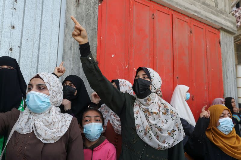 Foto del viernes de seguidores del grupo Hamas protestando en Gaza por la decisión del Presidente palestino Mahmoud Abbas de posponer unas elecciones parlamentarias