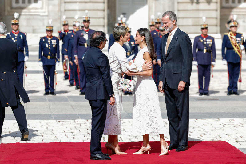 La reina Letizia saluda a la primera dama de Colombia