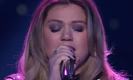 Kelly Clarkson’s performance on “American Idol” moves the singer to tears
