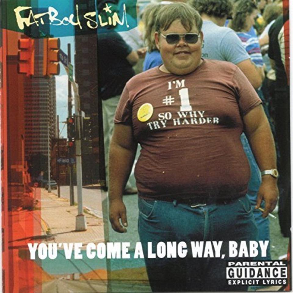 <p>Damals wunderten sich noch manche: Ist er das? Nein, das Cover zu Fatboy Slims "You've Come A Long Way, Baby" (1998) zeigte nicht den Musiker selbst. Aufgenommen wurde das berühmte Foto 1983 beim "Fat People's Festival" in Danville, Virginia. Im Lauf der Jahre versuchten viele Fatboy-Slim-Fans, den Mann auf dem Cover zu identifizieren - ohne Erfolg. (Bild: BMG/Sanctuary)</p> 