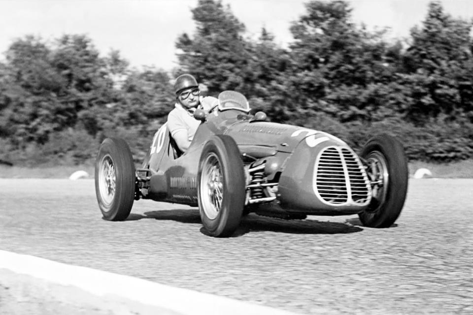 José Froilán González lleva al Ferrari número 26 al segundo puesto en el Gran Premio de Italia de 1952; el arrecifeño le dio a la escudería italiana su primera victoria (Gran Bretaña 1951) en Fórmula 1, y con ella fue subcampeón en 1954.