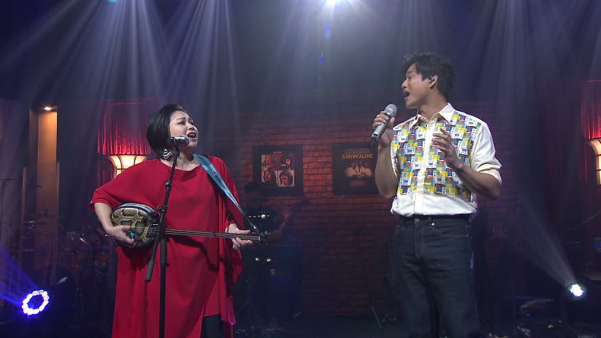 夏川里美和主持人陳國華合唱經典的《淚光閃閃》。（圖／年代）
