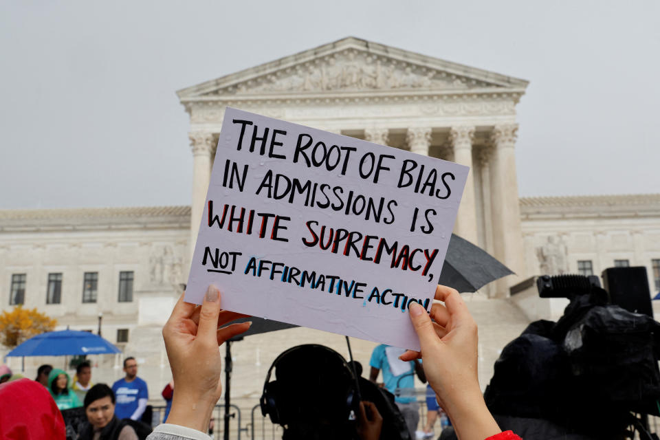 Les manifestants se rassemblent pour soutenir l'action positive alors que la Cour suprême des États-Unis est sur le point d'examiner si les collèges peuvent continuer à utiliser la race comme facteur d'admission des étudiants dans deux cas, au bâtiment de la Cour suprême des États-Unis à Washington, États-Unis, le 31 octobre 2022. REUTERS/ Jonathan Erst