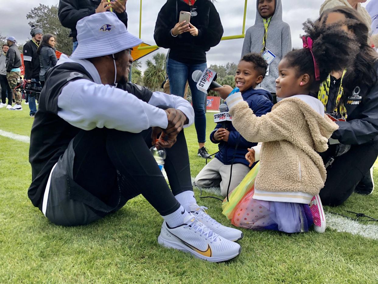 Ravens quarterback Lamar Jackson chats with young reporters after a Pro Bowl practice. (Patrick Gleason/Twitter)