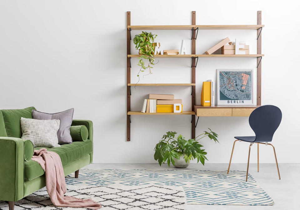 <p>Made.com, 379€ au lieu de 479€</p><br><a href="https://www.made.com/fr/jory-etagere-modulable-avec-bureau-2-tiroirs-noyer-et-chene" rel="nofollow noopener" target="_blank" data-ylk="slk:Acheter;elm:context_link;itc:0;sec:content-canvas" class="link ">Acheter</a>