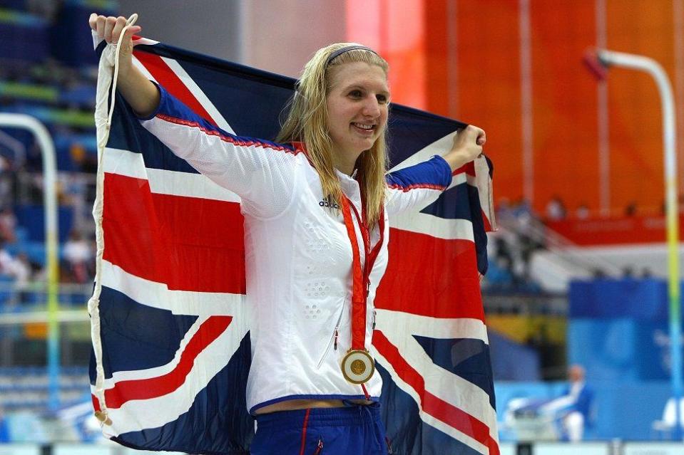 Rebecca Adlington con la bandera británica y la medalla de oro
