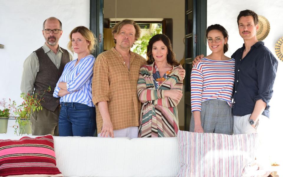 In "Der Nachname" tritt dasselbe Star-Ensemble auf, das man bereits aus "Der Vornname" kennt, von links: Christoph Maria Herbst, Caroline Peters, Justus von Dohnányi, Iris Berben, Janina Uhse und Florian David Fitz. (Bild: Constantin Film Verleih/Jürgen Olczyk)