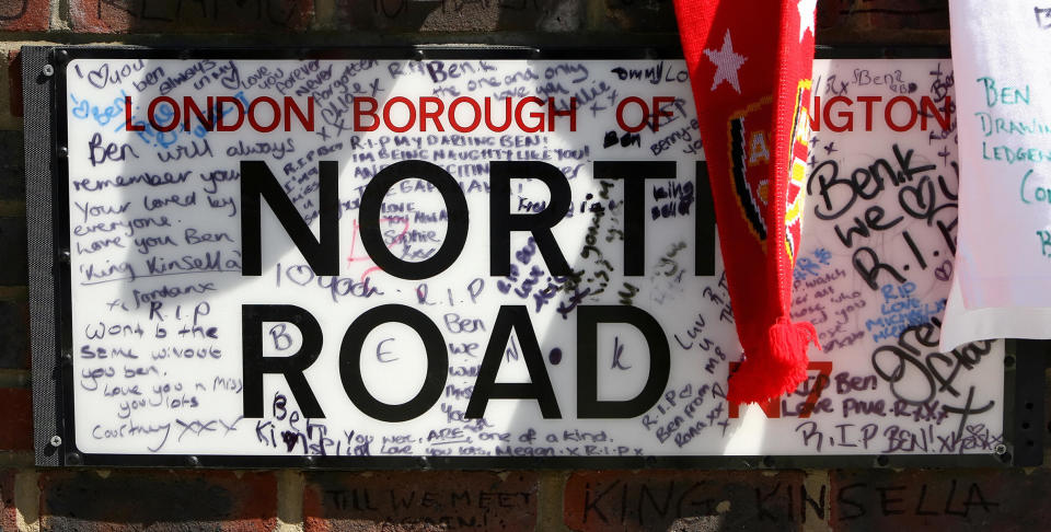 Teenagers leave messages at the scene of the murder of Ben Kinsella, the brother of actress Brooke Kinsella, on July 1, 2008. Brooke Kinsella, 24, urged people to unite to stop the youth knife culture after her 16-year-old brother Ben was stabbed in the early hours of June 30 following a bar brawl. He died later in hospital. Four teenagers have since been arrested.   AFP PHOTO / LEON NEAL (Photo credit should read Leon Neal/AFP via Getty Images)