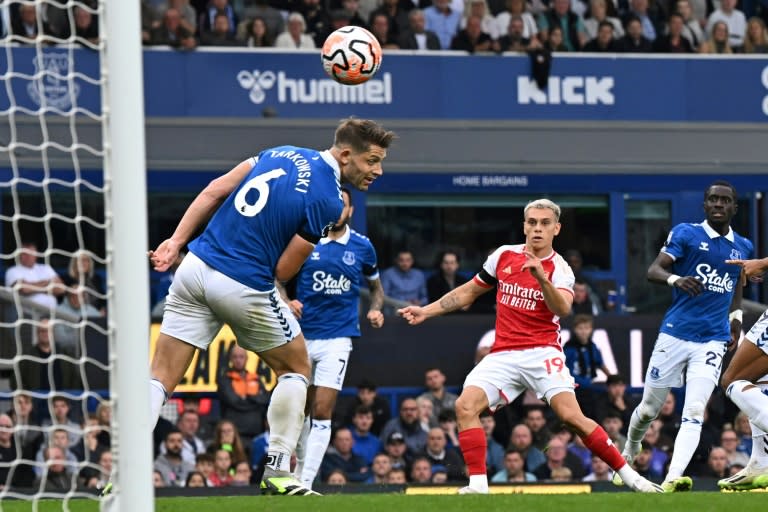 Leandro Trossard (C) watches as his shot gives Arsenal the lead at Everton (Paul ELLIS)